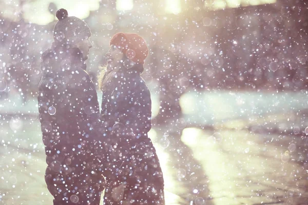 Mladý Muž Žena Objímala Zimě Parku Romantické Šťastný Pár — Stock fotografie