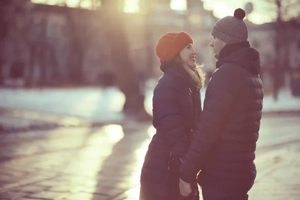 Jovem Homem Mulher Abraçando Parque Inverno Casal Feliz Romântico — Fotografia de Stock