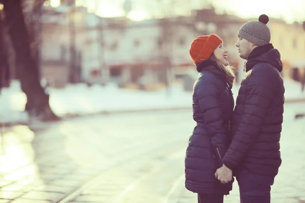 Молодые Мужчина Женщина Обнимаются Зимнем Парке Романтическая Счастливая Пара — стоковое фото