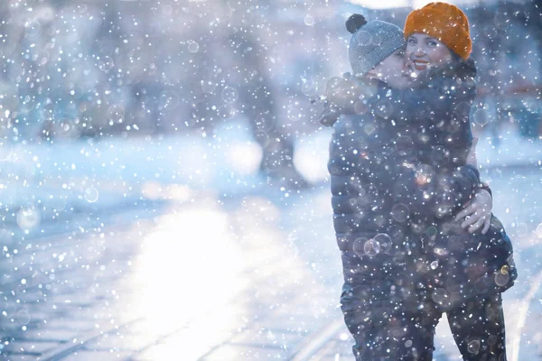 Joven Hombre Mujer Caminando Ciudad Otoño Pareja Feliz Romántico — Foto de Stock