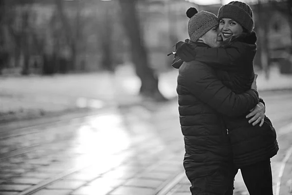 Молодой Человек Женщина Гуляющие Осеннему Городу Романтическая Счастливая Пара — стоковое фото