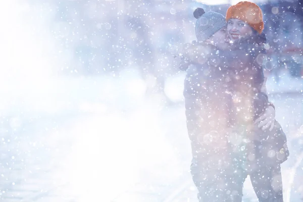 Junger Mann Und Frau Umarmen Sich Winterpark Romantisches Glückliches Paar — Stockfoto