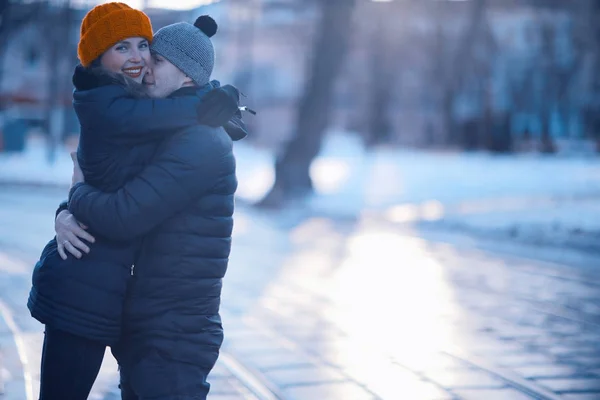 Jovem Homem Mulher Andando Cidade Inverno Casal Feliz Romântico — Fotografia de Stock