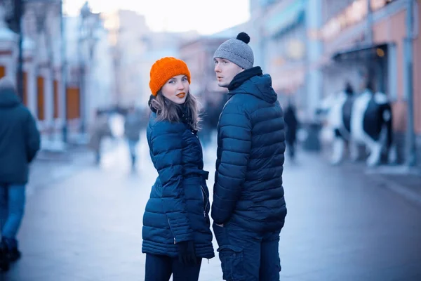 Mladý Muž Žena Zimě Města Romantické Šťastnému Páru — Stock fotografie