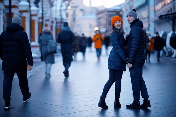 Ung Mann Kvinne Som Går Vinterbyen Romantisk Lykkelig Par – stockfoto