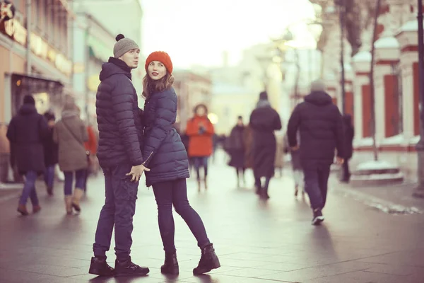 Молодой Человек Женщина Гуляющие Зимнему Городу Романтическая Счастливая Пара — стоковое фото