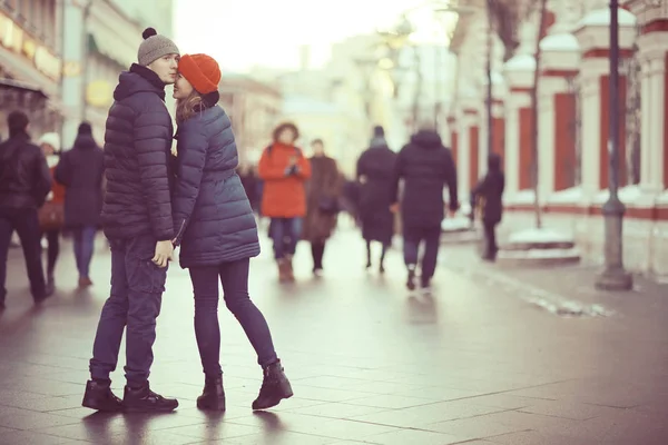 Młody Mężczyzna Kobieta Spaceru Zimowe Miasto Romantyczny Szczęśliwy Para — Zdjęcie stockowe