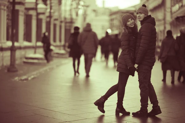 Genç Erkek Kadın Kış City Romantik Mutlu Çift Yürüyüş — Stok fotoğraf