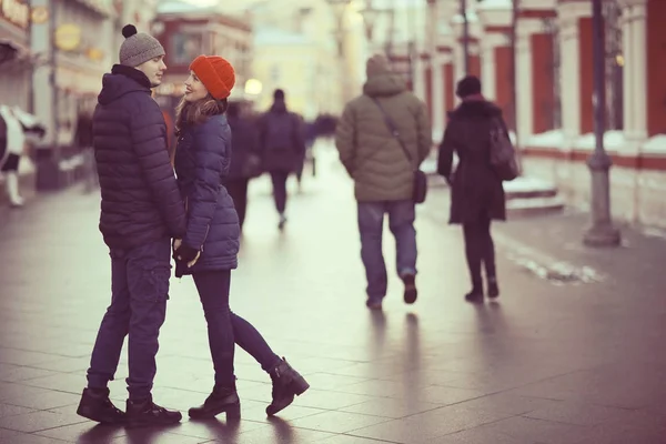 Jovem Homem Mulher Andando Cidade Inverno Casal Feliz Romântico — Fotografia de Stock