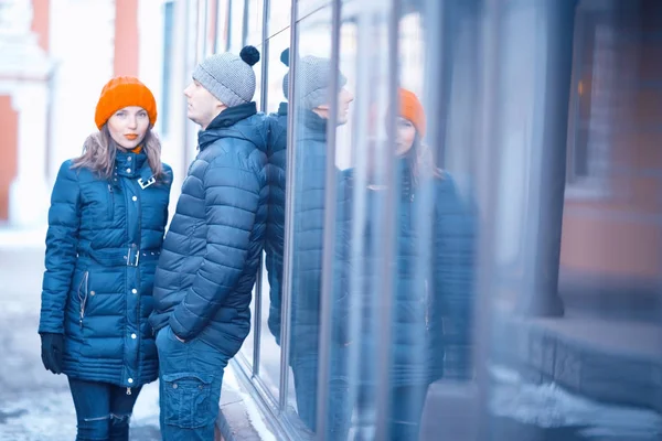 Joven Hombre Mujer Caminando Ciudad Invierno Pareja Feliz Romántico — Foto de Stock