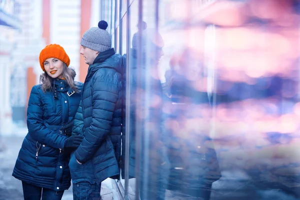 Jonge Man Vrouw Lopen Winter Stad Romantische Gelukkige Paar — Stockfoto