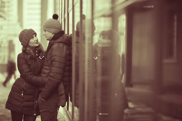 Joven Hombre Mujer Caminando Ciudad Invierno Pareja Feliz Romántico —  Fotos de Stock