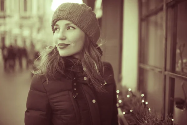 Привлекательная Молодая Женщина Зимнем Городе — стоковое фото