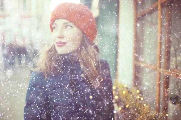 Ελκυστική Νεαρή Γυναίκα Στην Πόλη Του Χειμώνα — Φωτογραφία Αρχείου