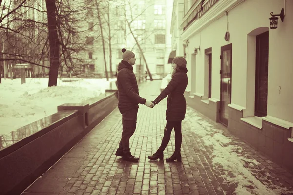 Jovem Homem Mulher Andando Cidade Inverno Casal Feliz Romântico — Fotografia de Stock