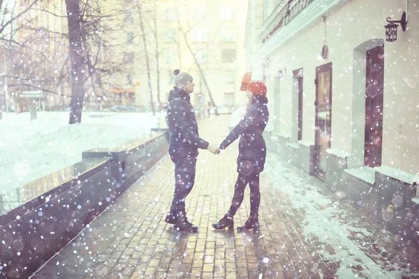 Mladý Muž Žena Zimě Města Romantické Šťastnému Páru — Stock fotografie