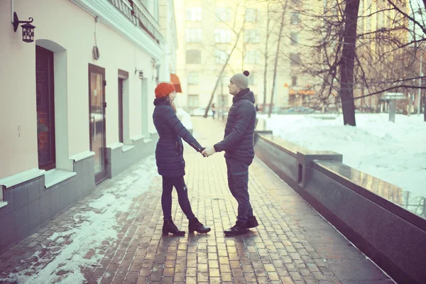 Joven Hombre Mujer Caminando Ciudad Invierno Pareja Feliz Romántico —  Fotos de Stock