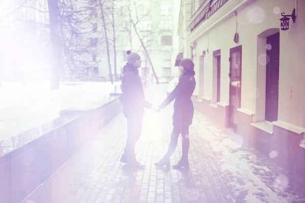 Jovem Homem Mulher Andando Cidade Inverno Casal Feliz Romântico — Fotografia de Stock