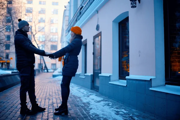 Jovem Homem Mulher Andando Cidade Inverno Casal Feliz Romântico — Fotografia de Stock