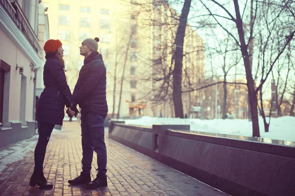 Jovem Homem Mulher Andando Cidade Inverno Casal Feliz Romântico — Fotografia de Stock