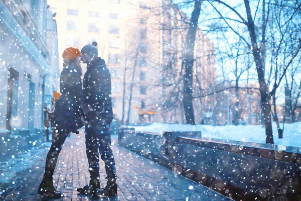 Joven Hombre Mujer Caminando Ciudad Invierno Pareja Feliz Romántico — Foto de Stock