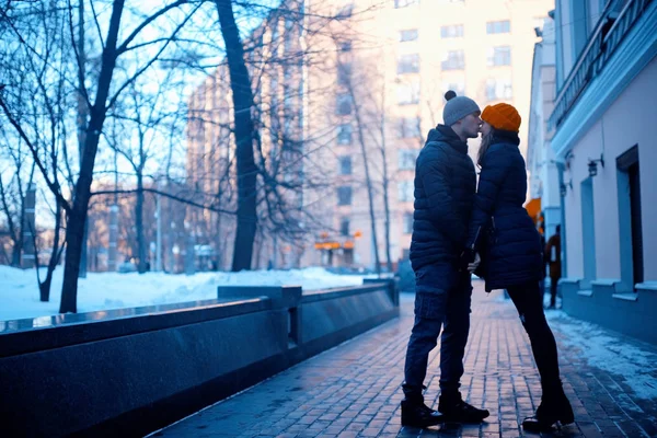 Jovem Homem Mulher Andando Cidade Outono Casal Feliz Romântico — Fotografia de Stock