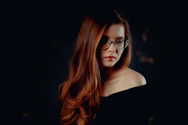 眼鏡をかけて 実業家概念赤い髪の若い女性 — ストック写真