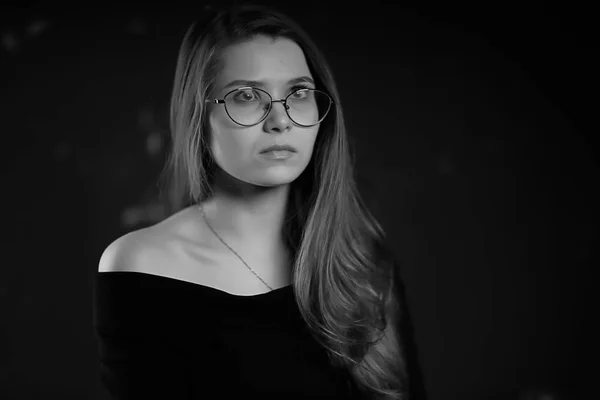 Wanita Muda Berambut Merah Memakai Kacamata Konsep Pengusaha Wanita — Stok Foto