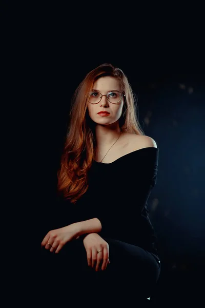 Kızıl Saçlı Genç Kadın Gözlük Işkadını Kavramı — Stok fotoğraf