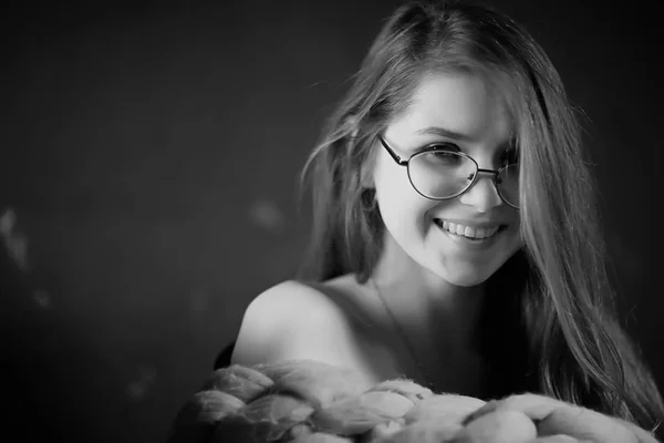 Ρομαντικό Πορτρέτο Μιας Νεαρής Γυναίκας Τυλιγμένο Μάλλινο Πλεκτό Καρό — Φωτογραφία Αρχείου