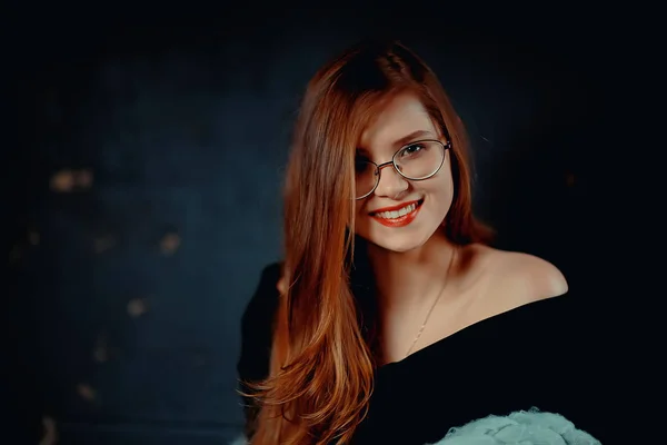 Κοκκινομάλλα Κοπέλα Φορώντας Γυαλιά Επιχειρηματίας Έννοια — Φωτογραφία Αρχείου
