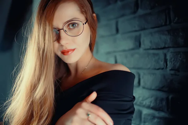红头发的年轻妇女戴眼镜 女实业家概念 — 图库照片