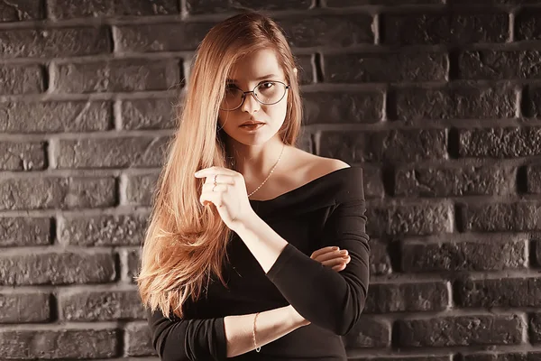 Vörös Hajú Fiatal Visel Szemüveget Üzletasszony Koncepció — Stock Fotó