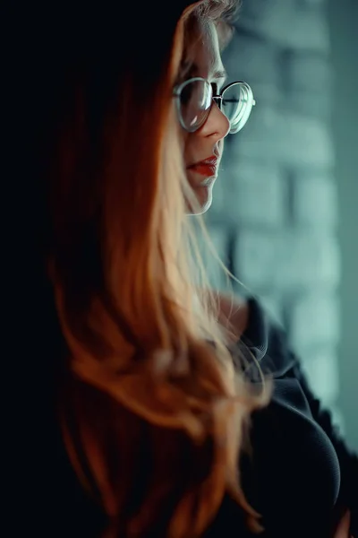 眼鏡をかけて 実業家概念赤い髪の若い女性 — ストック写真