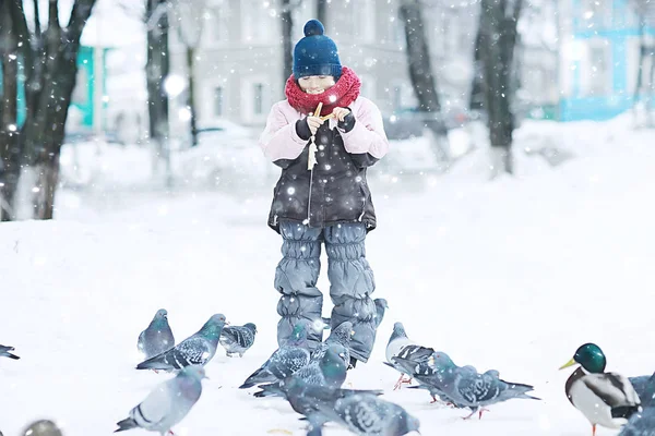 Little Girl Feeding Birds Winter Park Concept Caring Family Walk — Stock Photo, Image