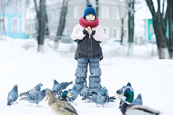 Little Girl Feeding Birds Winter Park Concept Caring Family Walk — Stock Photo, Image