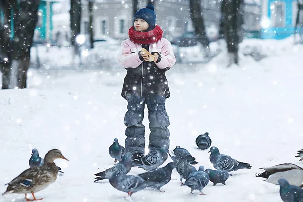 Little Girl Feeding Birds Winter Park Concept Caring Family Walk — Stock Photo, Image