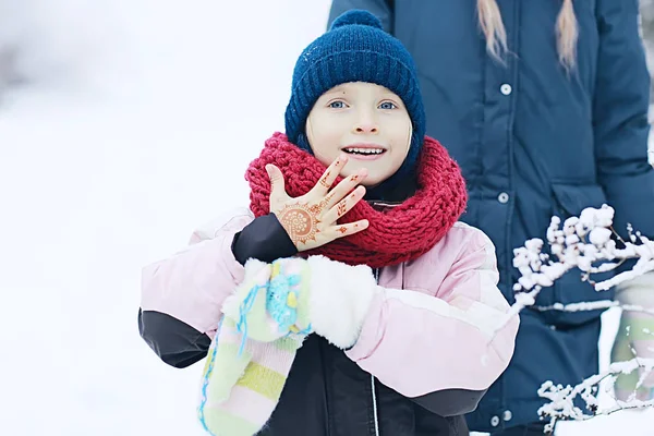 Niedliches Kleines Mädchen Verschneiten Winterpark Saisonales Foto Eines Kindes Warmer — Stockfoto