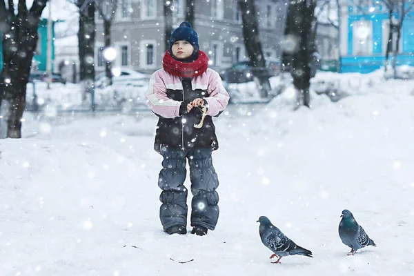 Küçük Kız Kış Park Sevecen Aile Yürüyüş Kavramı Kuş Besleniyor — Stok fotoğraf