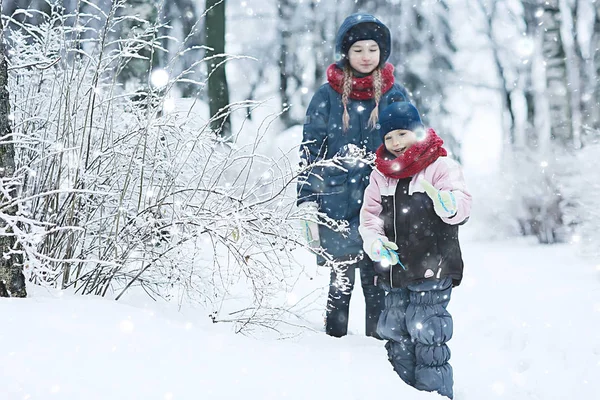 Due Bambine Che Giocano Con Neve Nel Parco Invernale Concetto — Foto Stock
