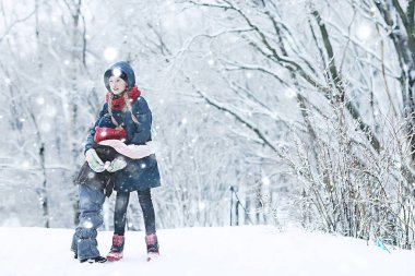 kar kış Park ile oynayan iki küçük kız. Çocukluk, dostluk, Aile kavramı