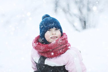 neşeli mutlu küçük kız kış yürüyüş. Mutlu çocukluk kavramı. Ceket aşağı sıcak spor giyim