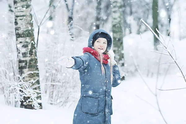 Χαριτωμένο Μικρό Κορίτσι Στο Χιονισμένο Χειμώνα Πάρκο Εποχιακά Φωτογραφία Του — Φωτογραφία Αρχείου