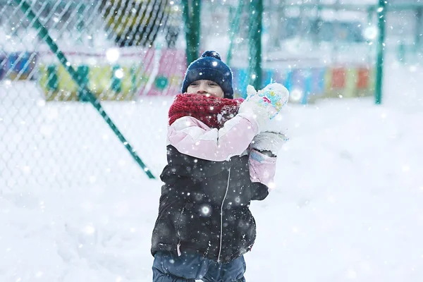 Niedliches Kleines Mädchen Verschneiten Winterpark Saisonales Foto Eines Kindes Warmer — Stockfoto