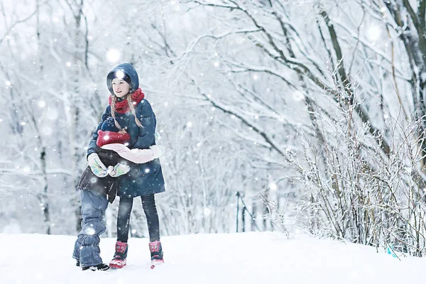 Dos Niñas Jugando Con Nieve Parque Invierno Concepto Infancia Amistad — Foto de Stock