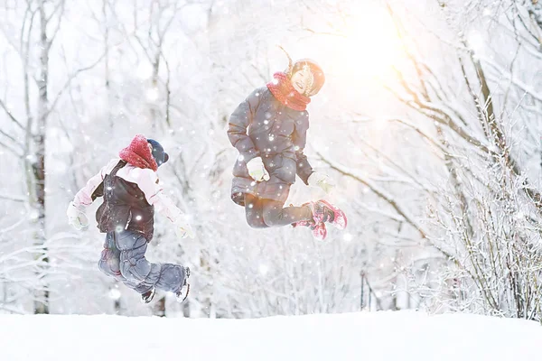 两个小女孩在冬季公园玩雪 家庭的概念 — 图库照片