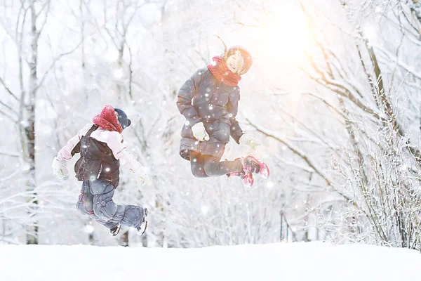 Dos Niñas Jugando Con Nieve Parque Invierno Concepto Infancia Amistad —  Fotos de Stock