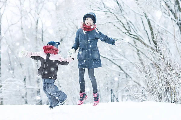 Allegra Bambina Felice Sulla Passeggiata Invernale Concetto Infanzia Felice Piumino — Foto Stock