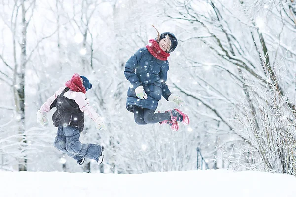 冬の散歩に陽気な幸せな小さな女の子 幸せな子供時代のコンセプトです ダウン ジャケット暖かいスポーツウェア — ストック写真