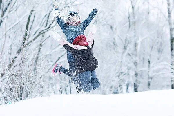 Dwie Małe Dziewczynki Gry Śniegu Winter Park Koncepcja Dzieciństwa Przyjaźń — Zdjęcie stockowe